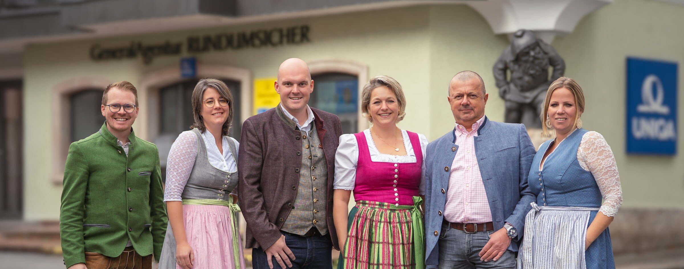Das Team der UNIQA GeneralAgentur Rundumsicher vor dem Bürogebäude der Agentur.